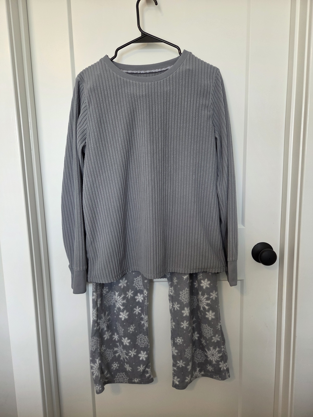 croft & barrow Grey Ribbed Top with Snowflake Pajama Pants. Size M. #JW
